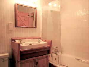 uma casa de banho com um lavatório, um chuveiro e um espelho. em 1 Bed in Crickhowell BN144 em Llanbedr