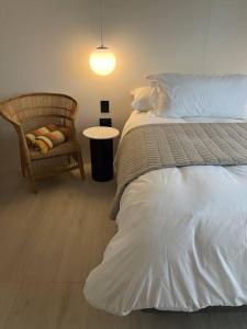 Katil atau katil-katil dalam bilik di Cabin Sela by Salted Fynbos Staying +33 gambar