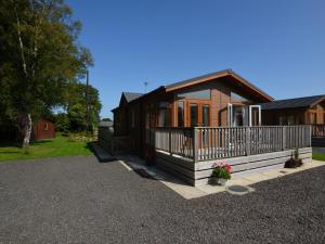 a small house with a porch and a balcony at 2 Bed in Okehampton 80373 in Okehampton