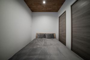 旭川市にあるASPIRE【2min from Asahikawa sta】の木製天井の白い部屋のベッド1台 +25枚の写真