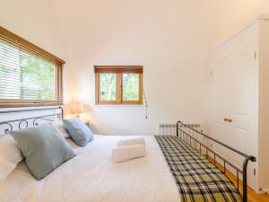 una camera da letto con un grande letto bianco e una finestra di 1 Bed in Rolvenden 76565 a Rolvenden