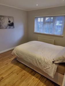 1 dormitorio con cama y ventana en Kent village house 