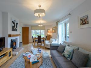 ウェスト・ラルワースにある2 Bed in Lulworth Cove DC170のリビングルーム(ソファ、テーブル付)