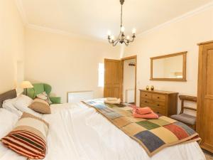 1 dormitorio con 1 cama blanca grande y vestidor en 1 Bed in Edzell CA335, en Edzell