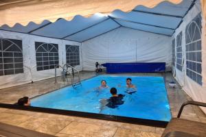 Kolam renang di atau dekat dengan סוויטת שרדונה