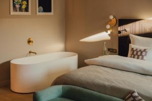 Postel nebo postele na pokoji v ubytování Design Hotel zum Hirschen Salzburg