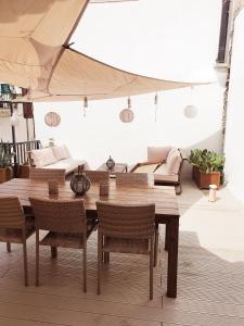 - une salle à manger avec une table et des chaises en bois dans l'établissement Maison 2 chambres Olsavinia, à Kaštela