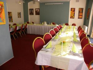 Restoran atau tempat lain untuk makan di Hotel Černý Orel Žatec
