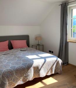 1 dormitorio con cama y ventana en Ferienwohnungen Haus Rose Marie, en Grundlsee