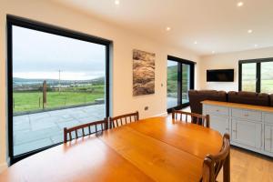 Телевизия и/или развлекателен център в Dingle Way Rest ,Luxury holiday home