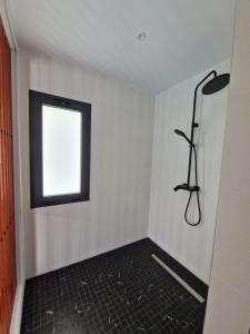 Cette chambre dispose d'une fenêtre et d'une douche. dans l'établissement Villa LAGON, à Saint-Gilles les Bains