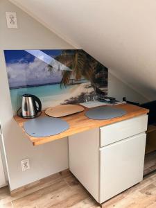 una cocina con una encimera con una foto en la pared en LIGHTHOUSE - Adults Only - 12Plus, en Krynica Morska