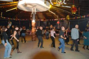 un grupo de personas bailando en una fiesta en HOTEL IL SILLABARIO, en Iglesias