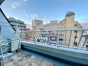 un balcon avec vue sur un immeuble dans l'établissement CASA VERDE Shinjuku# 1K, à Tokyo