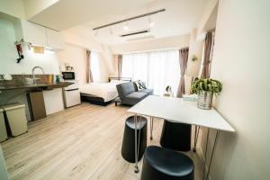 un petit appartement avec une cuisine et un salon dans l'établissement CASA VERDE Shinjuku# 1K, à Tokyo