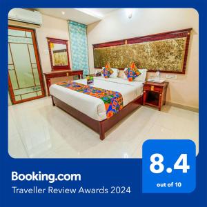 um quarto de hotel com uma cama e uma secretária em FabHotel Eleven Heights em Bhopal
