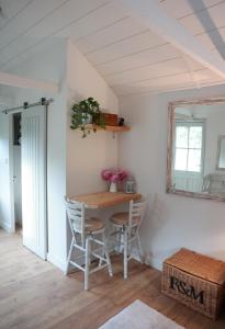 - une salle à manger avec une table et des chaises dans l'établissement Mulberry Studio, à Hawkhurst