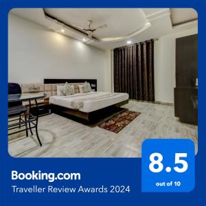 1 dormitorio con cama, escritorio y mesa en FabHotel CSFC Near Bhopal Railway Station, en Bhopal