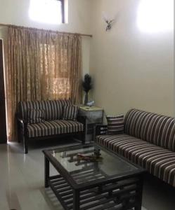 Sala de estar con 2 sofás y mesa de centro en RADHA-NIVAS, en Rohīna