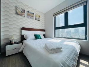 Ένα ή περισσότερα κρεβάτια σε δωμάτιο στο 2BR - Cozy And Convenient Apt For Family +58 φωτογραφίες