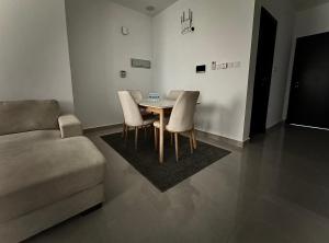 Posezení v ubytování Cozy Apartment in Boshar