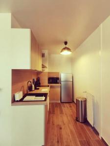 a kitchen with a counter and a refrigerator at Appartement charmant parking gratuit in Vaulx-en-Velin