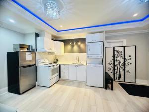 una cocina con electrodomésticos blancos en una habitación en 列治文獨立屋單位1房1廳 en Richmond