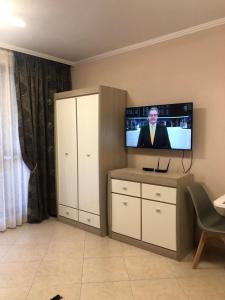 TV a/nebo společenská místnost v ubytování Private Studio Sunny Beach- Cascadas