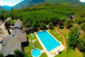 una vista aérea de una piscina en un complejo en Camping Bungalows La Borda del Pubill, en Ribera de Cardós