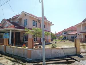 una casa con un poste delante de ella en Homestay Camelia Kuala Terengganu Seberang Takir - Near Drawbridge en Kuala Terengganu