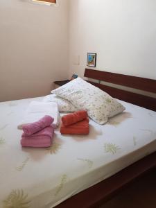 Una cama con tres almohadas encima. en Camping Torre Mucchia en Ortona