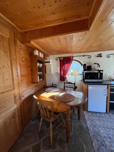 een keuken met een tafel in een tiny house bij Chalet la poipia in Beaufort