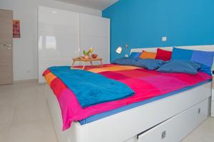 En eller flere senge i et værelse på Apartment Oros Medulin gd + 23 billeder