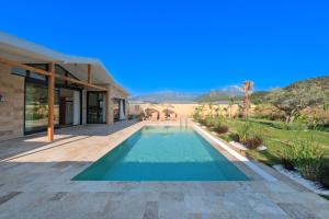 - une piscine en face d'une maison dans l'établissement Villa Cesur, à Fethiye