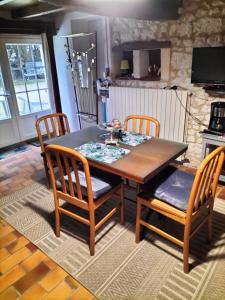 mesa de madera con 4 sillas y comedor en Chambre de caractere, en Celles
