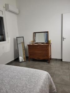 1 dormitorio con 1 cama y vestidor con espejo en La Bourgeoisie Créole en Grande Savane
