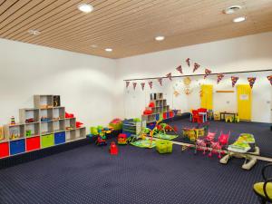 een kamer met veel verschillende soorten speelgoed erin bij Apartment Walpurgis mit toller Aussicht & Schwimmbad in Hohegeiß