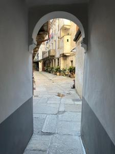 an alley with an archway in an old building at Casa di Oscar in Turin