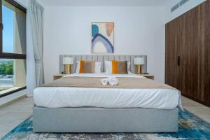 Кровать или кровати в номере Vacation Two Bedroom Near Burj Al Arab