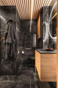 Phòng tắm tại Dinbnb Apartment I New high-end penthouse apt - Wine, Dine & Views