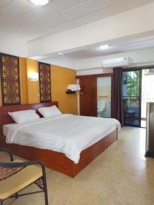 a bedroom with a large bed in a room at Ratchawong Place ราชวงศ์ เพลส --หลังพ่อขุน-- in Phayao