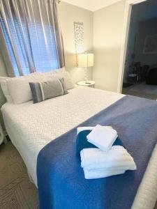 1 dormitorio con 1 cama con toallas en Pet- & kid-equipped 2 br cottage near downtown, en Charleston