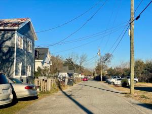 una calle con coches aparcados en un lado de una casa en Pet- & kid-equipped 2 br cottage near downtown, en Charleston