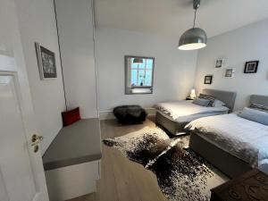 1 dormitorio con 2 camas y alfombra en Camillas Holiday home Copenhagen City Centre, en Copenhague