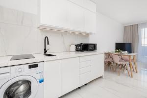 Η κουζίνα ή μικρή κουζίνα στο Bel Mare Sunrise Apartment with Balcony & Wellness Zone by Rent like home