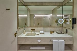 Koupelna v ubytování ERTH Abu Dhabi Hotel