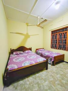 a bedroom with two beds in a room at SSM GUEST INN in Trincomalee