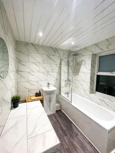 ห้องน้ำของ 3 Bedroom House - Close to City Centre - Perfect for Contractors and Families