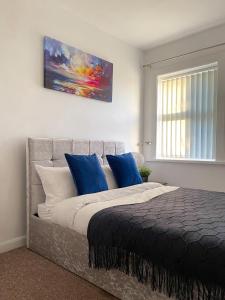เตียงในห้องที่ 3 Bedroom House - Close to City Centre - Perfect for Contractors and Families
