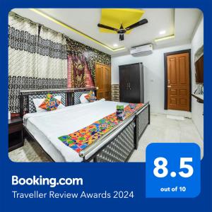 een slaapkamer met een bed in een kamer bij FabHotel ABC View in Indore